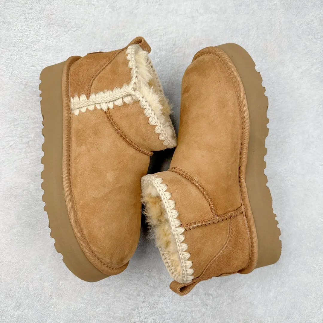 Pick up locally 💰520 UGG 6109G classic wooden buckle autumn and winter sheep fur all-in-one snow boots. All shoes are made from ZP. Longfeng A-grade Australian imported sheep fur all-in-one women's boots. Brand OEM production line. Fully follow the ZP process. Original pattern maker of the OEM. Adhering to the principle of no original shoes and no development selection. Pay attention to every detail. The most authentic version on the market TREADLITE "Light Wing" technology outsole Lightweight/durable/flexible/pile size: 35 36 37 38 39 40 Coding: by2936090